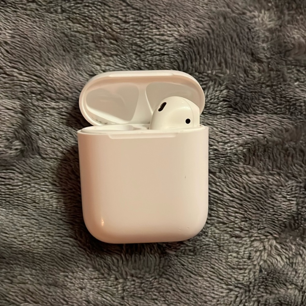 airpod case with right airpod